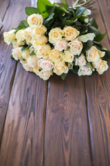  rose bouquet lying on a wooden table