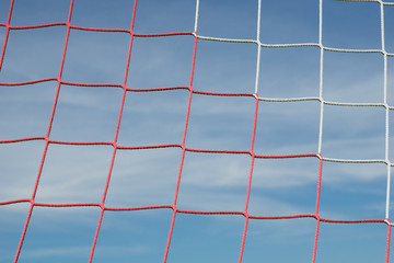 Fußballnetz und blauer Himmel
