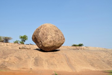 Fototapeta na wymiar Krishna's butterball, balancing giant natural rock