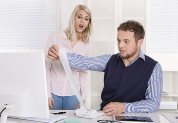 Businessmann ist schockiert über steigende Kosten