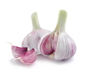 Abwaschbare Fototapete Two young garlic heads and cloves isolated on white background © kovaleva_ka
