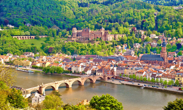 Die Heidelberger Altstadt mit Schloss, Alter Brücke und Bergbahn