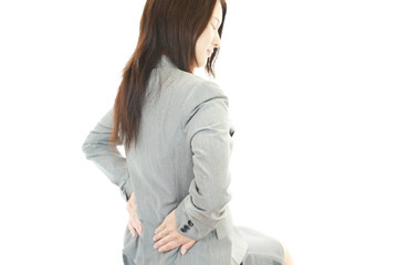 腰痛に悩む女性