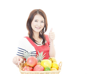 果物を持つ笑顔の女性