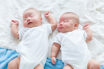 Baby twins - obrazy, fototapety, plakaty