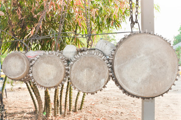 Naklejka premium The four drum, hanging by chains.