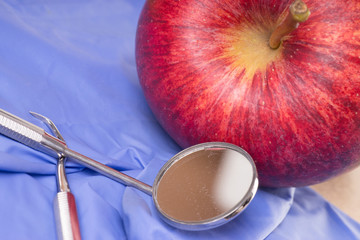 Apfel mit Mundspiegel
