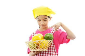 料理を持つ笑顔の女の子