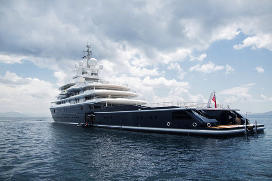 Luxusliner - gigantische Motoryacht am Meer