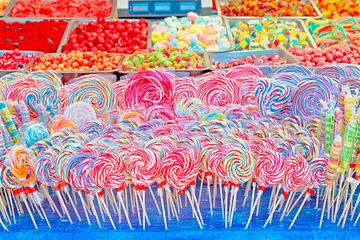 Papier Peint photo Bonbons Bonbons sucrés colorés au marché de rue