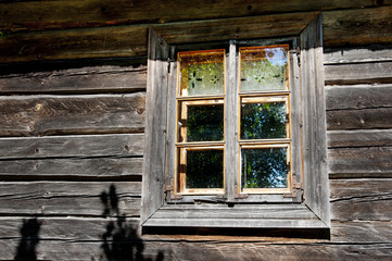 Obraz na płótnie Canvas Okno stary drewniany dom