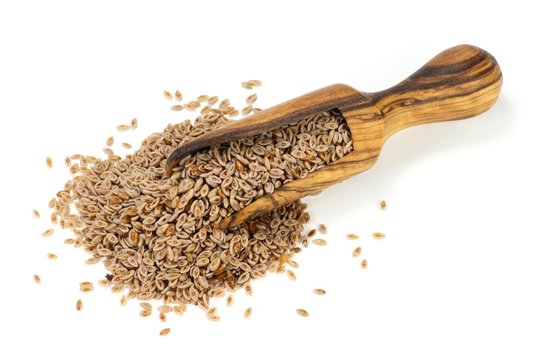 Flohsamen mit einer Schippe aus Olivenholz isoliert auf wei&szlig;em Hintergrund