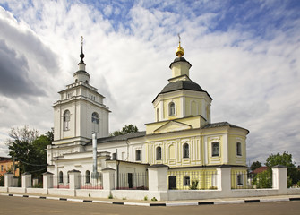 Fototapeta na wymiar Покровская церковь в Рузе. Россия