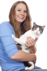 Junge Frau mit Katze isoliert