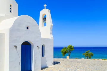 Papier Peint photo Lavable Chypre Église blanche sur un rivage à Protaras, Chypre