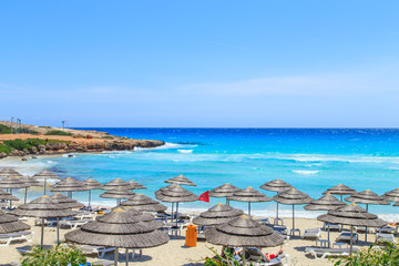 Een zicht op een azuurblauw water en Nissi-strand in Aiya Napa, Cyprus