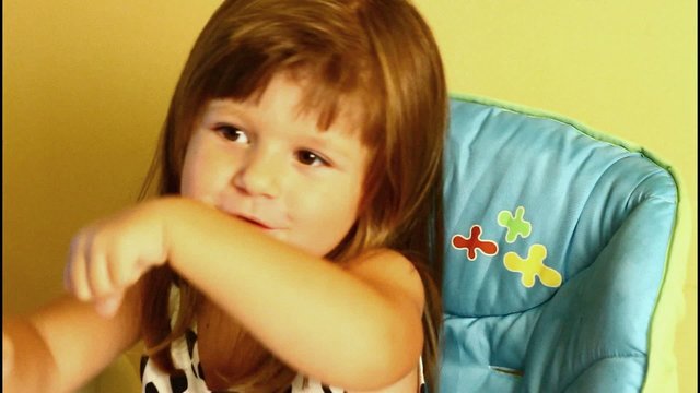 bambina che canta e balla