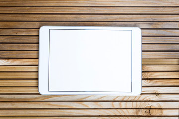 Tablet liegt auf Holz
