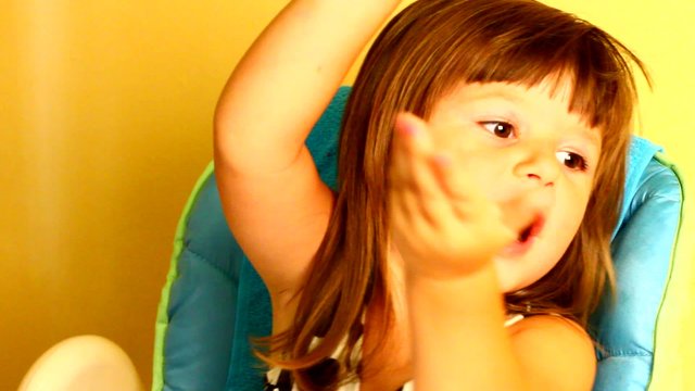bambina che canta e balla