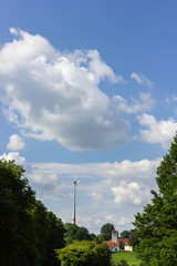 Obraz premium WindradWolkenKirche
