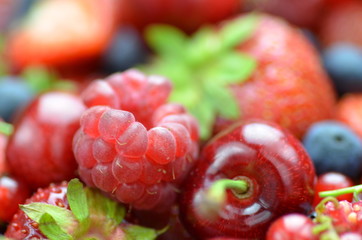 mieszanka owoców, truskawki, czereśnie, porzeczki, jagody, 