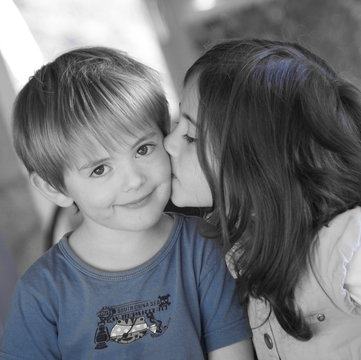 fr&egrave;re et soeur - bisou