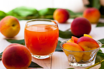 Fresh peach juice and peach slices