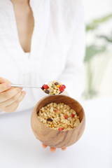 グラノーラ・女性