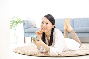 スマートフォンを使う若い女性