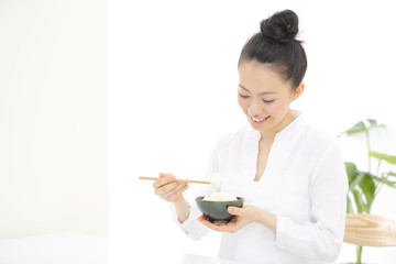 御飯・若い女性