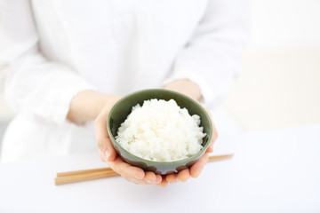 御飯・若い女性