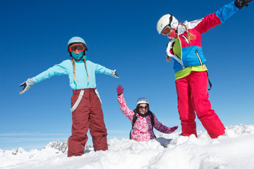 Famille avec enfants jouant dans la neige