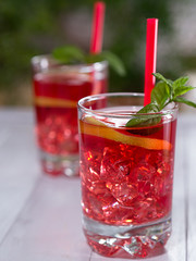 Eistee mit Zitronenscheiben und Eiswüfeln in einem Glas