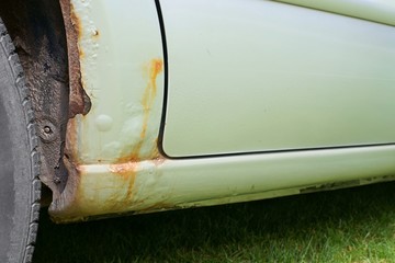 The car, threshold and wheel arch rusting