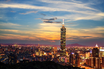 Obraz premium Taipei, Tajwan wieczorem panoramę.