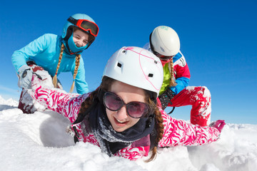 Jeunes jouant dans la neige