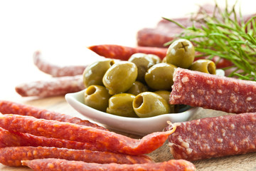 Antipasti mit Salami und Oliven