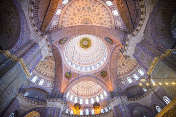 Fototapeta na wymiar Dentro la moschea