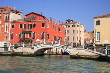 Fototapeta na wymiar petit pont à Venise