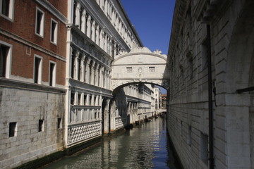 Fototapeta na wymiar le pont des soupirs à Venise