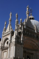 Fototapeta na wymiar le toit de la basilique San Marco