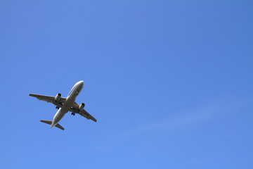 Fototapeta na wymiar 着陸する飛行機(A320)