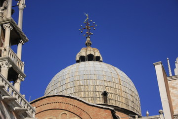 Fototapeta na wymiar Une coupole de la basilique San Marco