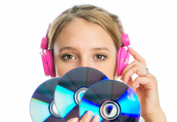 Mädchen mit Kopfhörer hält ein paar CDs