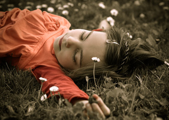 enfant dans l'herbe