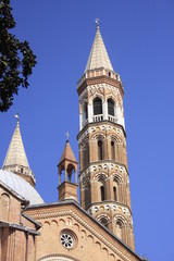 Fototapeta na wymiar campanile de la basilique de Saint Antoine de Padoue