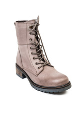 Mountain boot for women made of leather and isolated