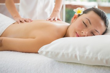 Obraz na płótnie Canvas Smiling brunette getting a back massage