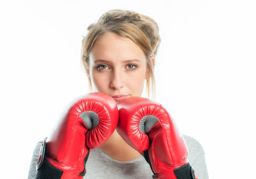 Blondes M&auml;dchen mit Boxhandschuhen