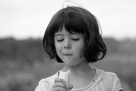 Enfant mangeant une banane